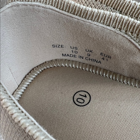 Beige flats - Picture 3 of 9